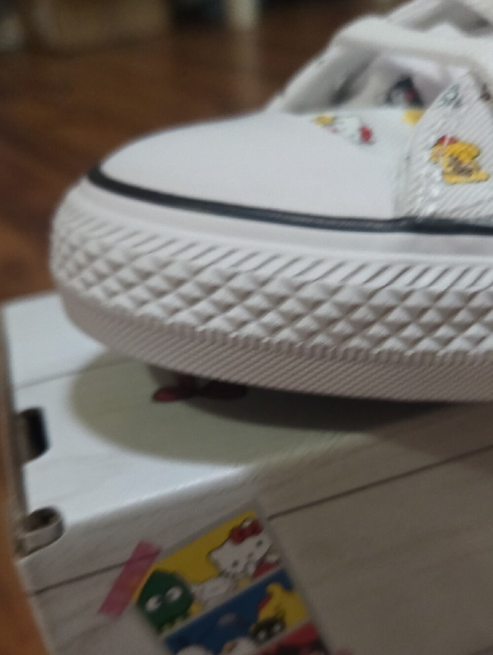 Converse  Low-Top Sneakers with Multicolor Cartoon Print Hello Kitty Sanrio Sz 8 - Picture 9 of 12